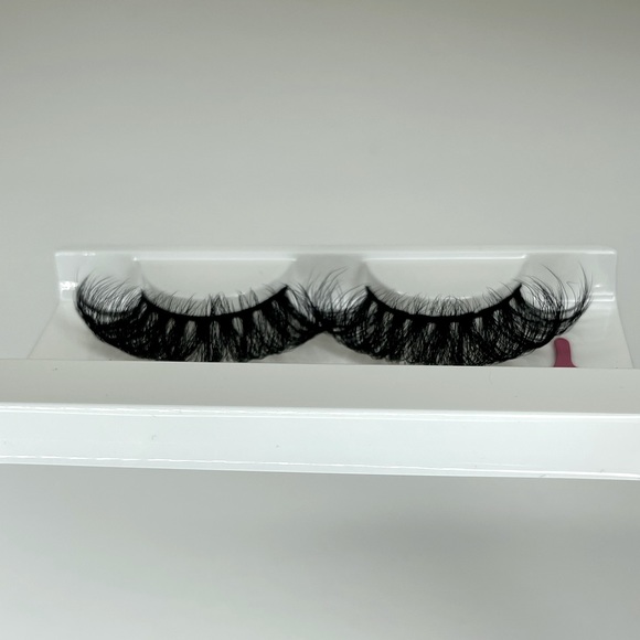 Novah Lashes - Picture 4 of 4